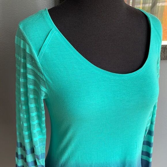 Cable & Guage aqua/navy ombré sheer stripe sleeve lightweight stretch top. NWT. - Picture 2 of 6